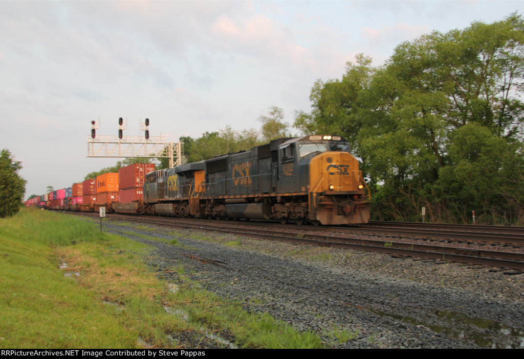 CSX 4582 with an eastbound multimodal train
